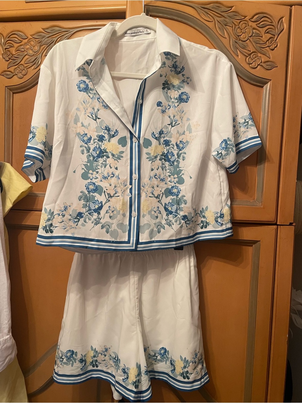 Abercrombie & Fitch White Floral-Accent Button xsmall Shirt and size small short